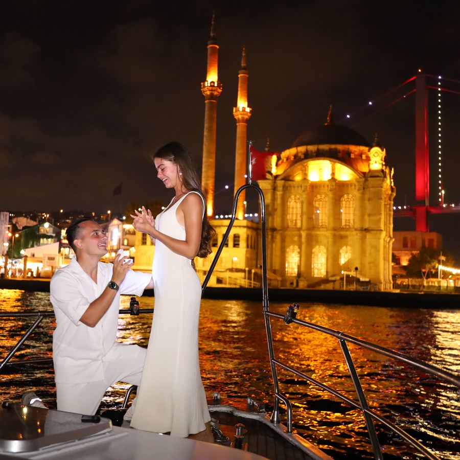 Yacht proposal in front of the illuminated Ortaköy Mosque in Istanbul